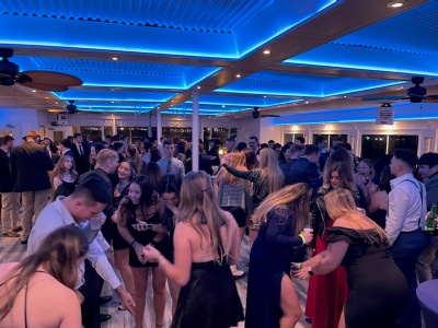 Yacht 186 dancing